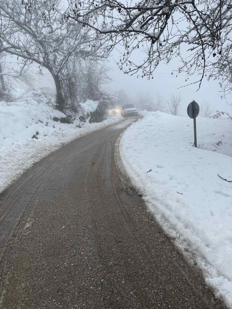 Λαμία: Δεύτερη μέρα αγώνα με τα χιόνια και τα ακινητοποιημένα αυτοκίνητα