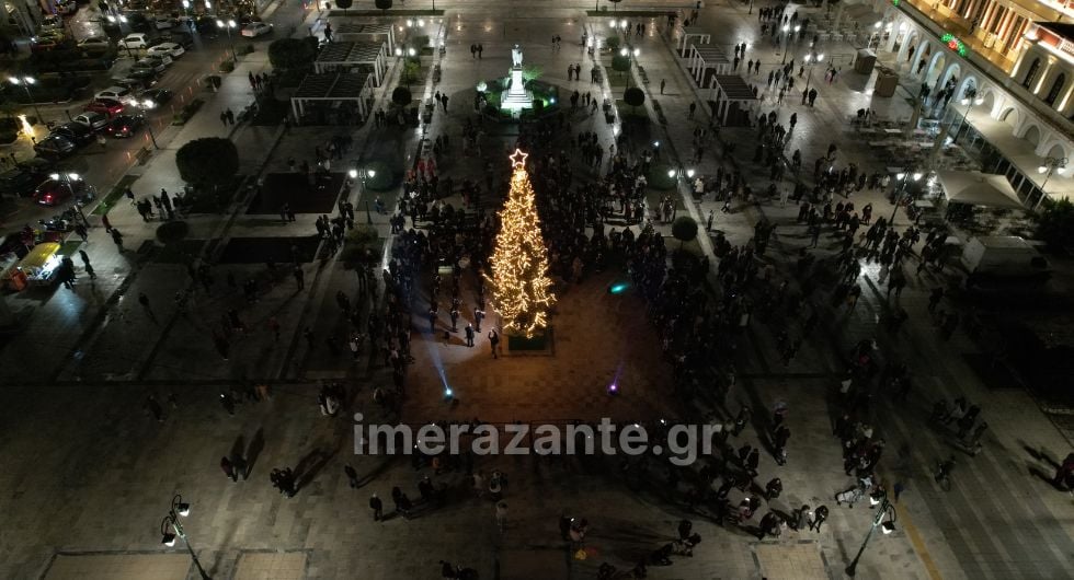 Φωταγωγήθηκε το Χριστουγεννιάτικο δέντρο στη Ζάκυνθο - Μουσικές, εδέσματα και πυροτεχνήματα