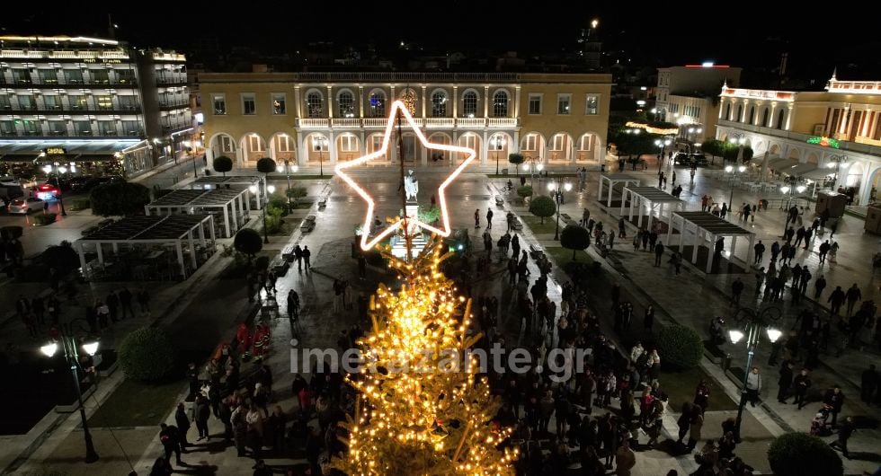 Φωταγωγήθηκε το Χριστουγεννιάτικο δέντρο στη Ζάκυνθο - Μουσικές, εδέσματα και πυροτεχνήματα