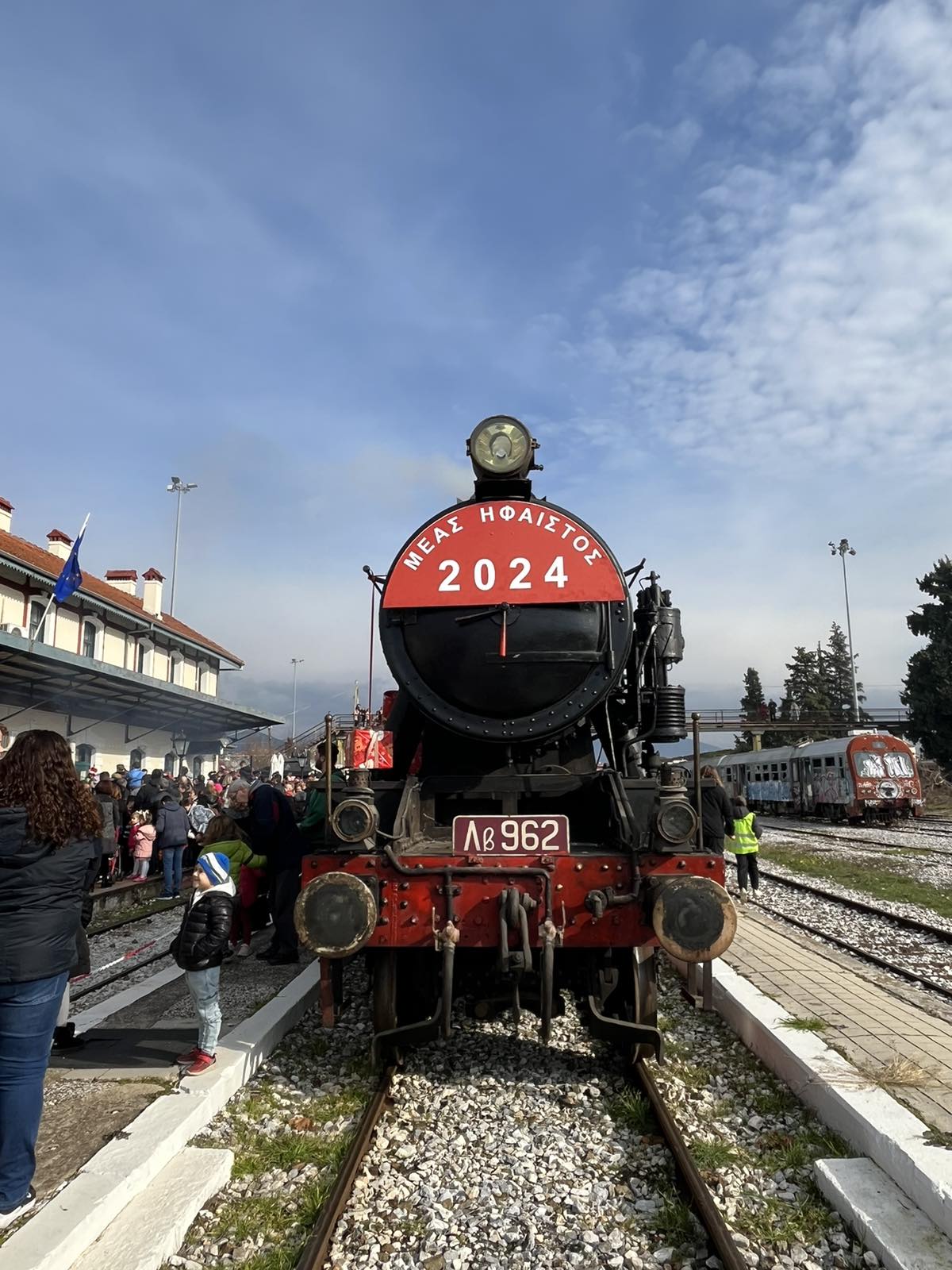 Ο Άγιος Βασίλης ήρθε με τρένο στη Δράμα για να δώσει δώρα στα παιδιά