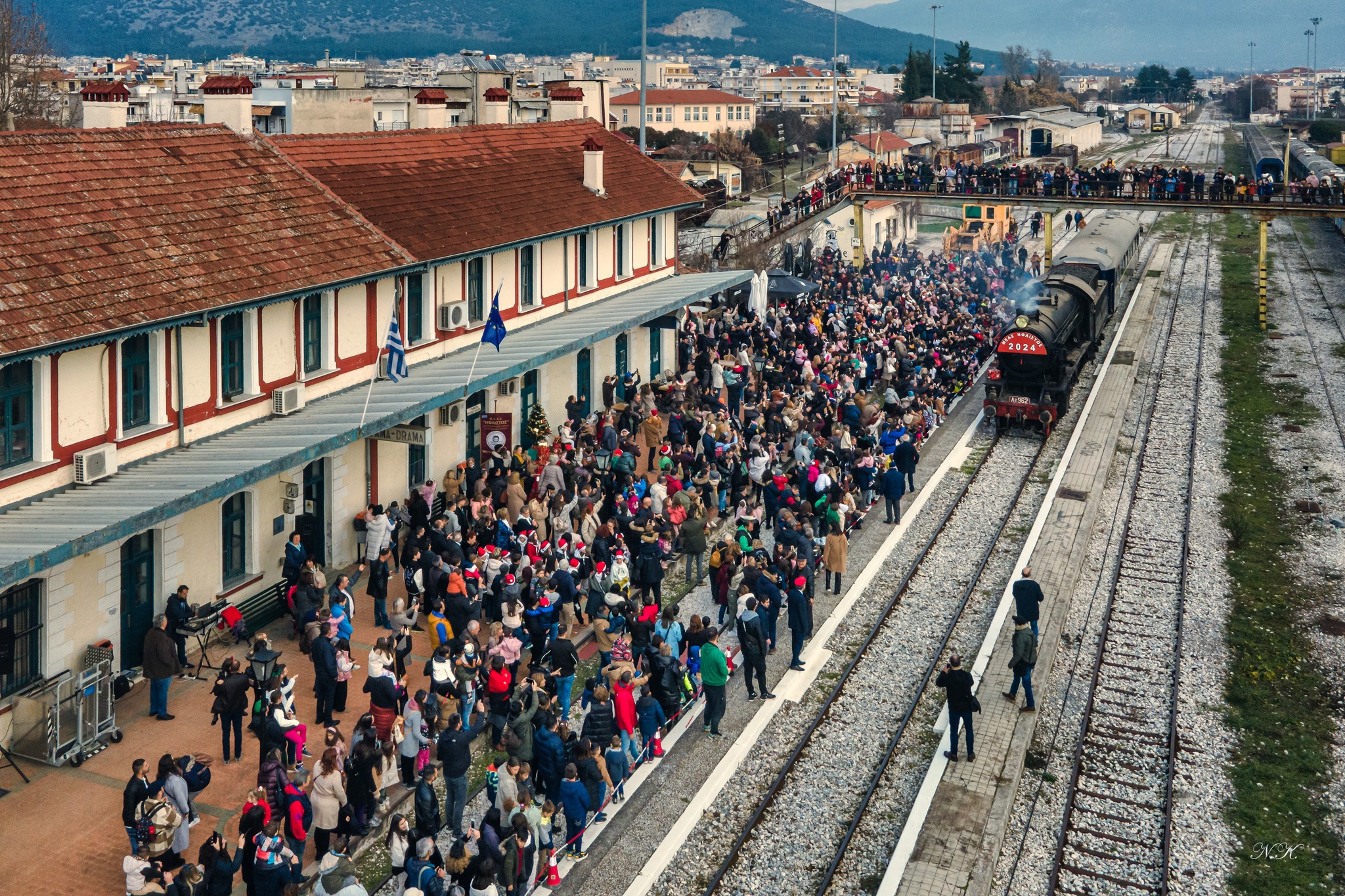 Ο Άγιος Βασίλης ήρθε με τρένο στη Δράμα για να δώσει δώρα στα παιδιά