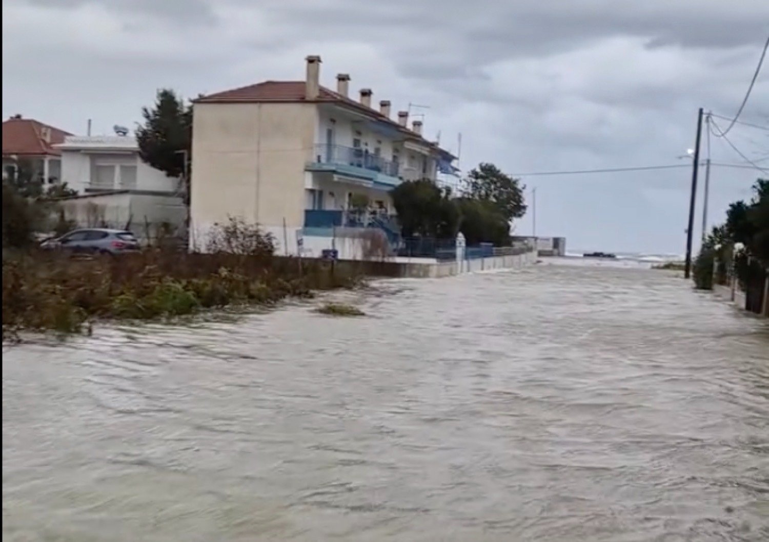 Καταιγίδα Bora πλήττει τις ακτές της Λάρισας – Η θάλασσα «μπήκε» στη στεριά, πολλά δέντρα πεσμένα