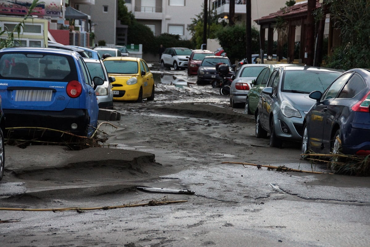 Σκηνές καταστροφής σε Λήμνο και Ρόδο λόγω της κακοκαιρίας Bora με εγκλωβισμένους, πλημμυρισμένα σπίτια και δρόμους ποτάμια.