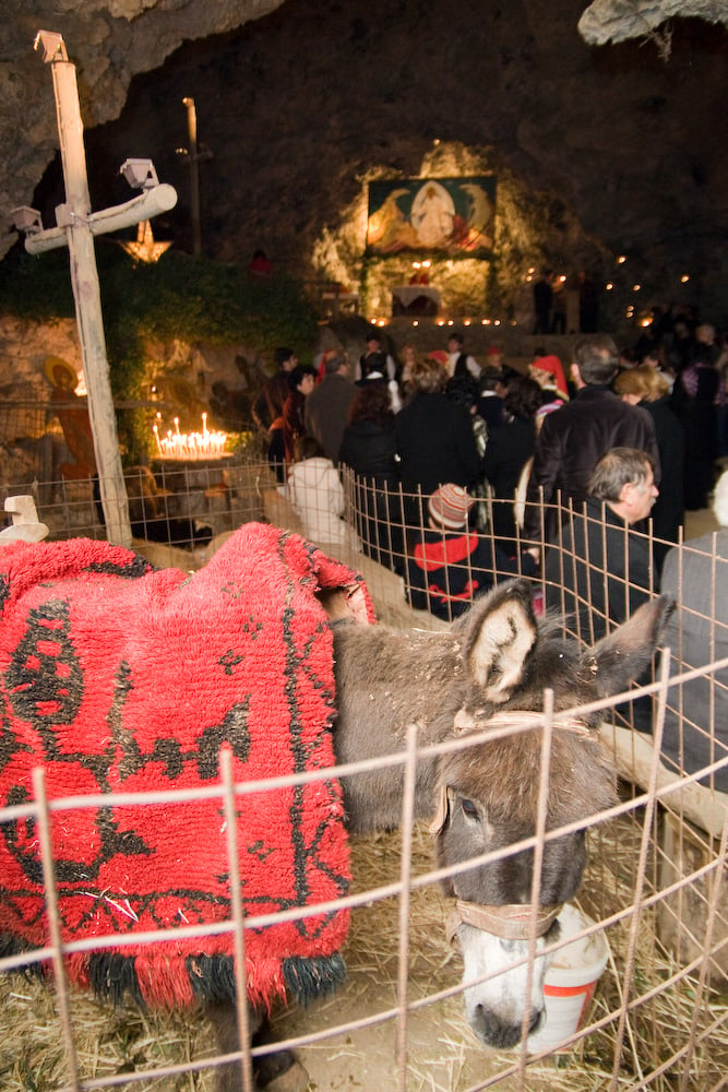 Το εντυπωσιακό σπήλαιο της Κρήτης όπου πραγματοποιείται η αναπαράσταση της γέννησης του Χριστού