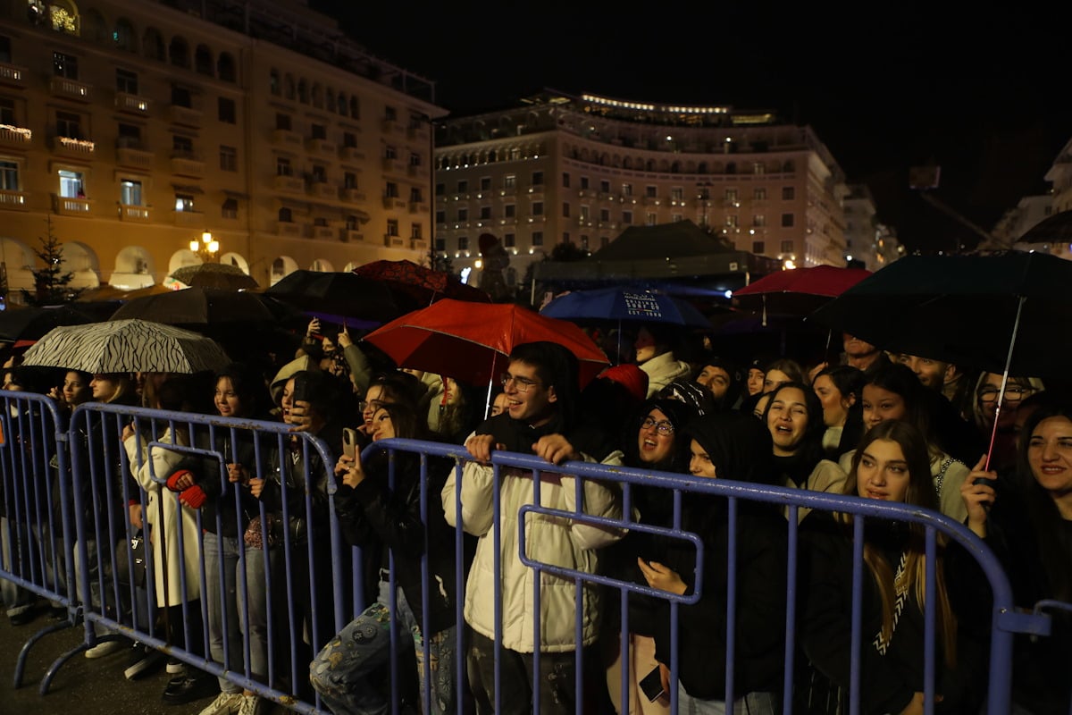 Βροχερή η φωταγώγηση του Χριστουγεννιάτικου δέντρου στη Θεσσαλονίκη: Συναυλία Onirama και Μιχάλη Χατζηγιάννη