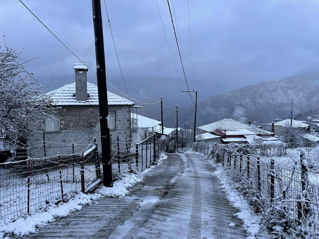 Τρίκαλα: Εντυπωσιακές εικόνες από τη χιονισμένη Χρυσομηλιά