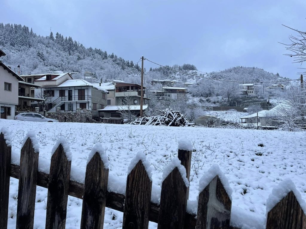 Τρίκαλα: Εντυπωσιακές εικόνες από τη χιονισμένη Χρυσομηλιά