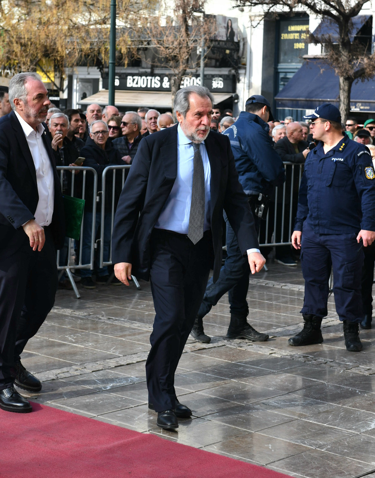 Μίμης Δομάζος: Πλήθος φίλων στην κηδεία του «στρατηγού» του ελληνικού ποδοσφαίρου – Ποιοι έσπευσαν να «παρέβουν»