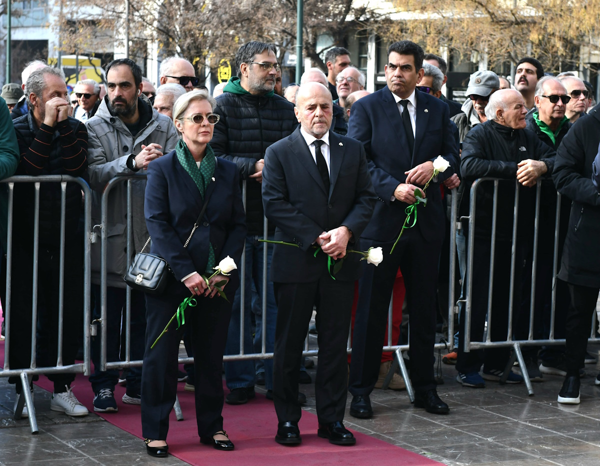 Μίμης Δομάζος: Πλήθος φίλων στην κηδεία του «στρατηγού» του ελληνικού ποδοσφαίρου – Ποιοι έσπευσαν να «παρέβουν»