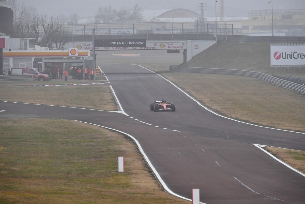 Formula 1: Με μεγάλο αριθμό θεατών η πρεμιέρα του Χάμιλτον στο μονοθέσιο της Ferrari