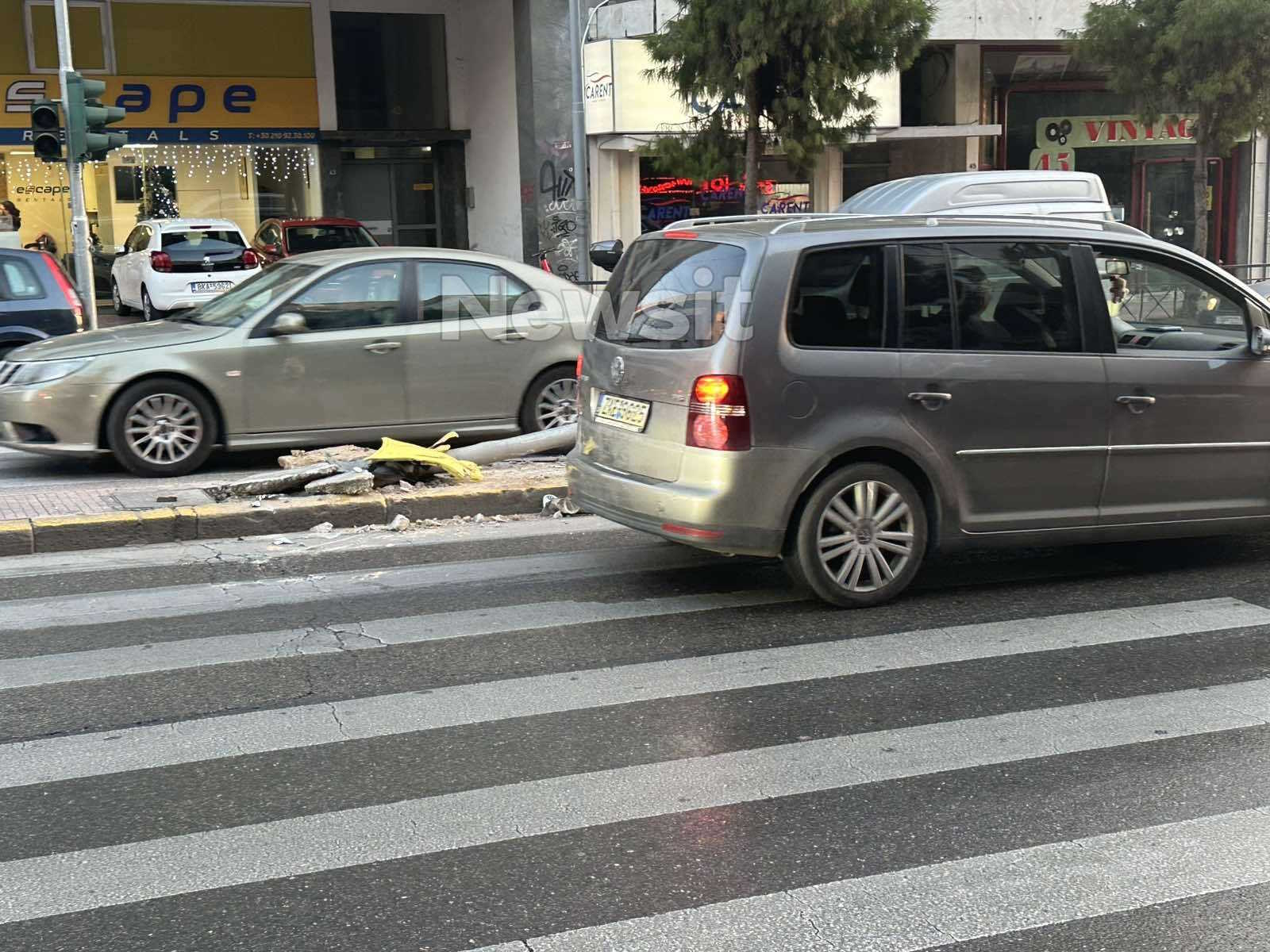 Τροχαίο με ταξί που χτυπά φανάρι στη λεωφόρο Συγγρού