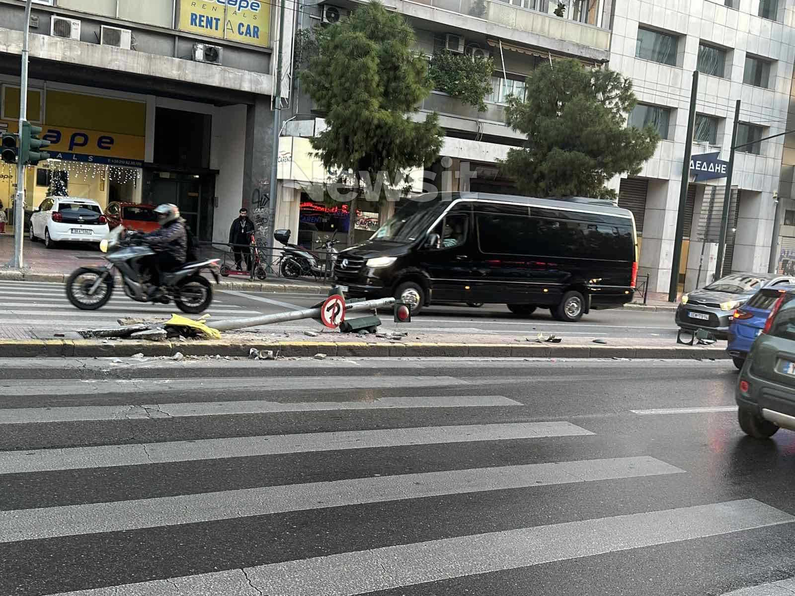 Τροχαίο με ταξί που χτυπά φανάρι στη λεωφόρο Συγγρού