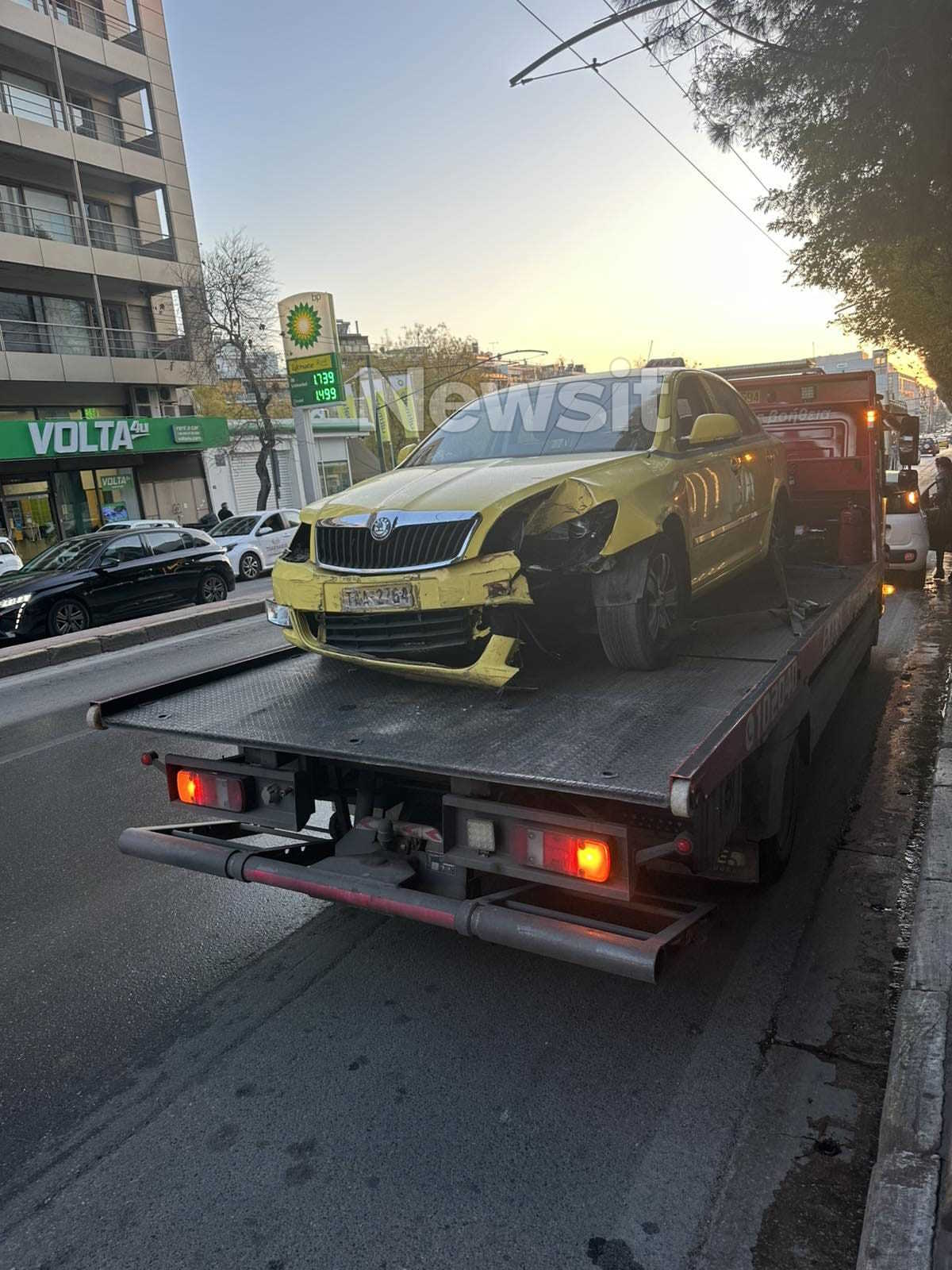 Τροχαίο με ταξί που χτυπά φανάρι στη λεωφόρο Συγγρού