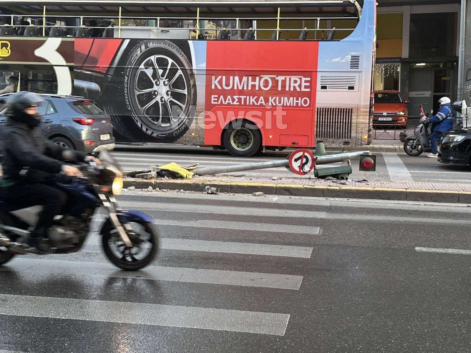 Τροχαίο με ταξί που χτυπά φανάρι στη λεωφόρο Συγγρού