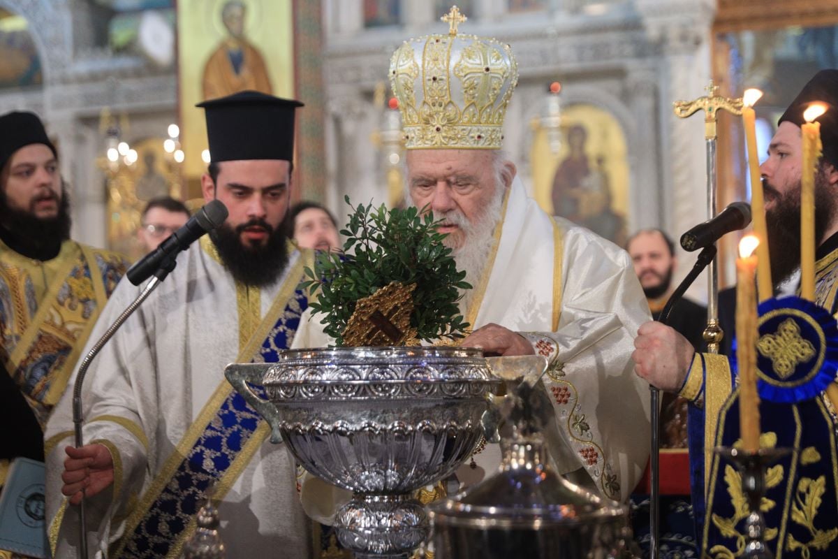 Θεοφάνεια: Με μεγαλοπρέπεια ο καθαγιασμός των υδάτων στον Πειραιά