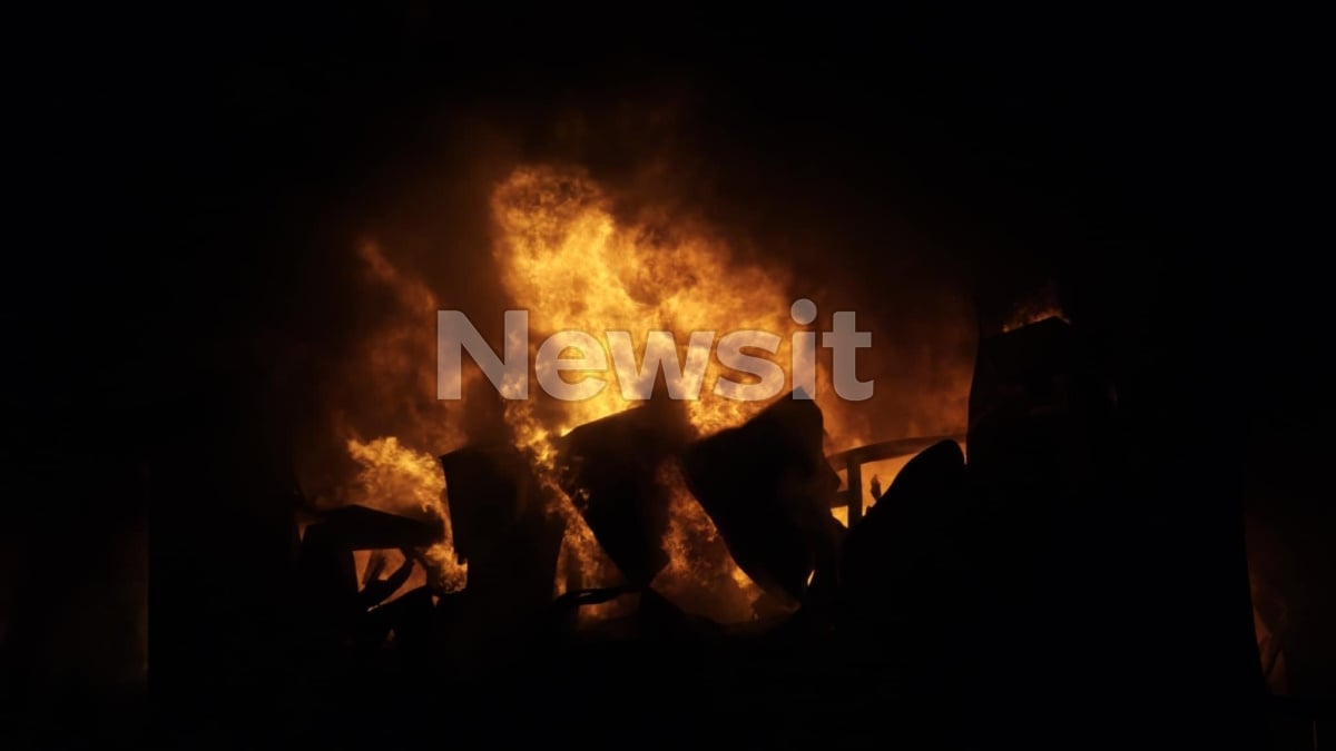 Φωτιά στο εργοστάσιο του «Καραμολέγκου» στον Κορωπί: Εικόνες καταστροφής με μεγάλες φλόγες να έχουν τυλίξει τις εγκαταστάσεις