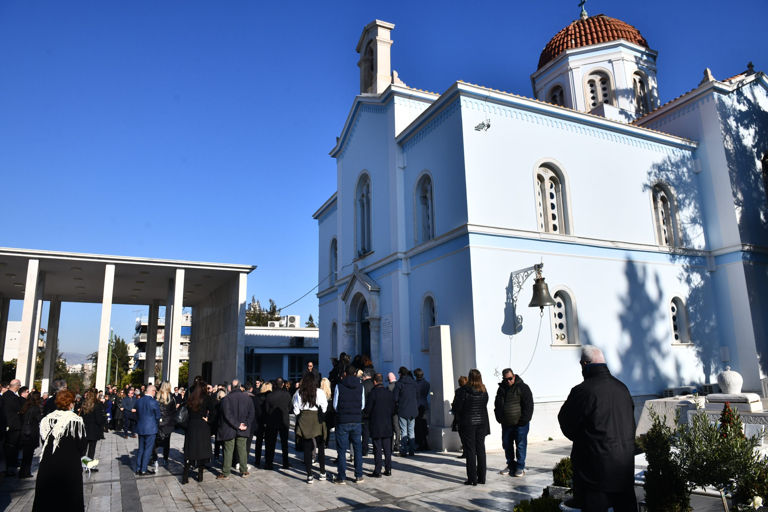 Κηδεία Μαργαρίτας Οικονομοπούλου: Στηρίχτηκε η μητέρα της 34χρονης αθλήτριας στο τελευταίο «αντίο»