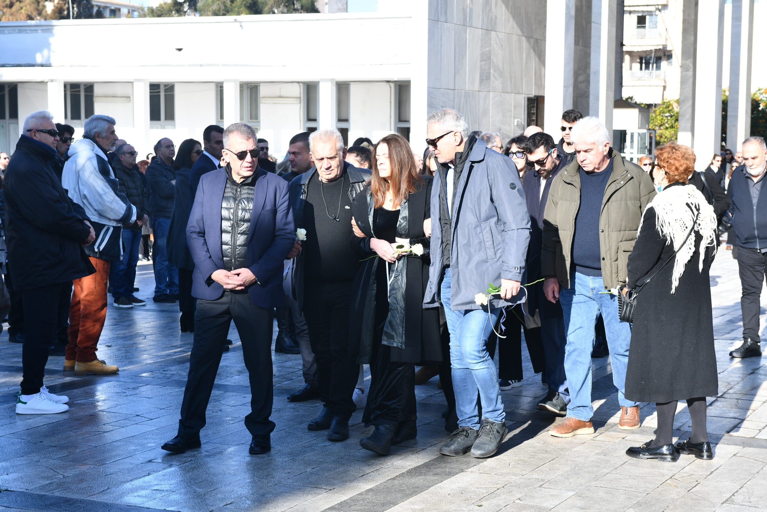 Κηδεία Μαργαρίτας Οικονομοπούλου: Στηρίχτηκε η μητέρα της 34χρονης αθλήτριας στο τελευταίο «αντίο»