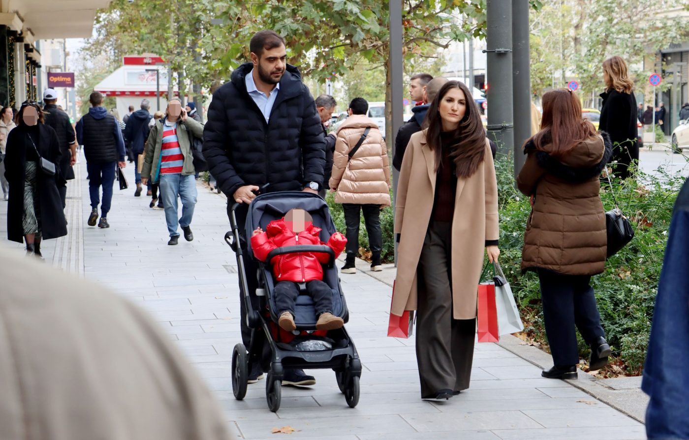 Παύλος Μαρινάκης: Περίπατος στο κέντρο της Αθήνας με τη γυναίκα του και τον γιο τους – Φωτογραφίες