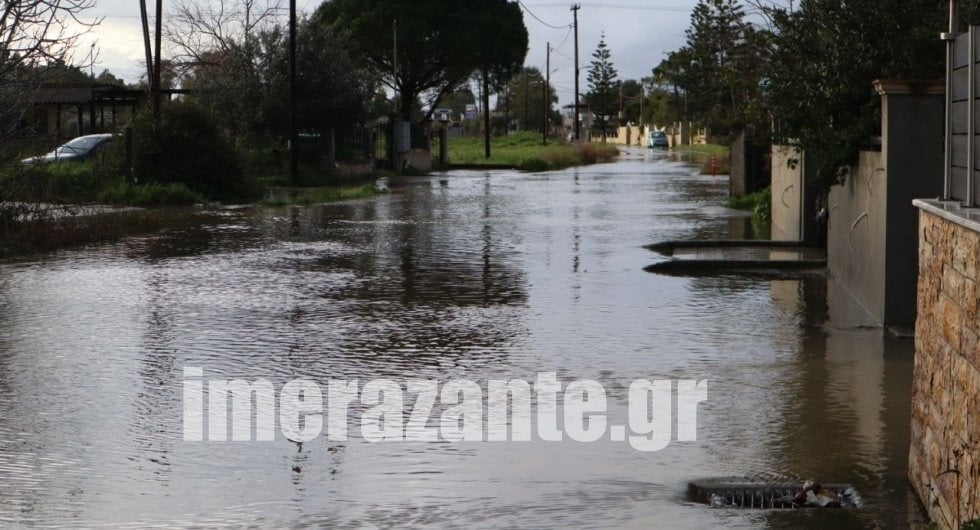 Ζάκυνθος: Ποτάμια οι δρόμοι σε Λαγανά, Λυκούδι, Αλυκές – Πλημμύρισε η παλαιά βιβλιοθήκη του νησιού