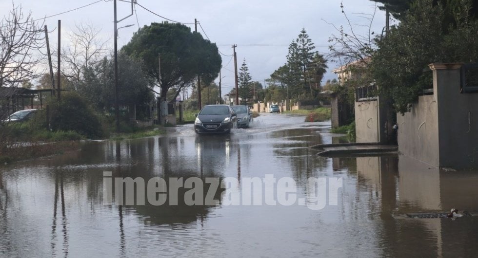 Ζάκυνθος: Ποτάμια οι δρόμοι σε Λαγανά, Λυκούδι, Αλυκές – Πλημμύρισε η παλαιά βιβλιοθήκη του νησιού