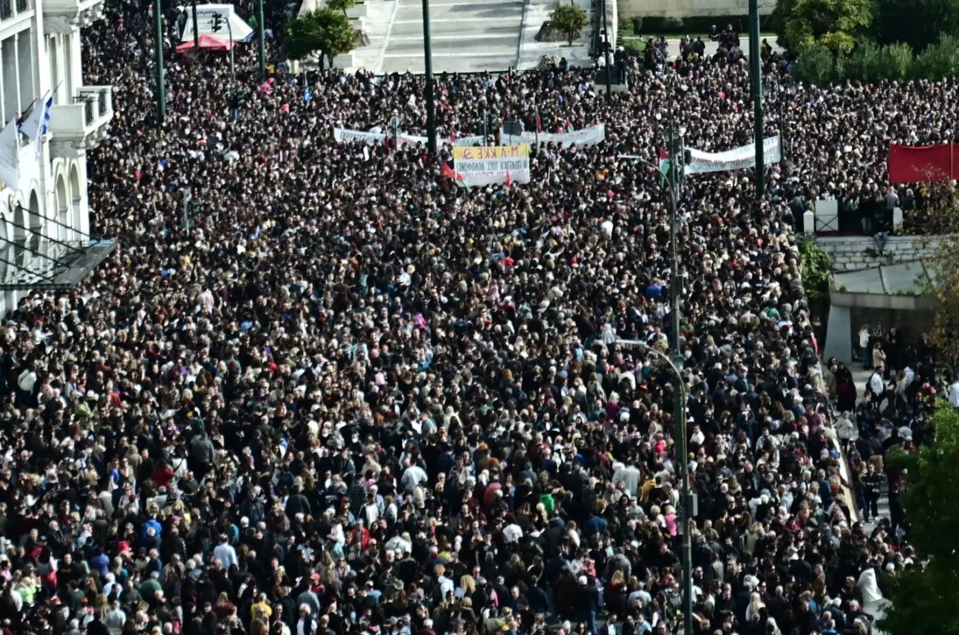 Τραγωδία των Τεμπών: Πολύς κόσμος στις συγκεντρώσεις διαμαρτυρίας στο κέντρο της Αθήνας