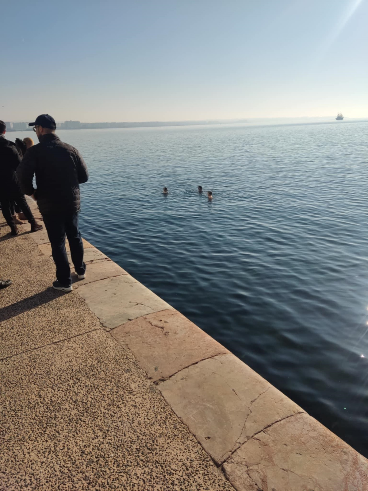 Θεσσαλονίκη: Δύο σπουδάστριες βούτηξαν στον Θερμαϊκό για να υποδεχτούν το 2025