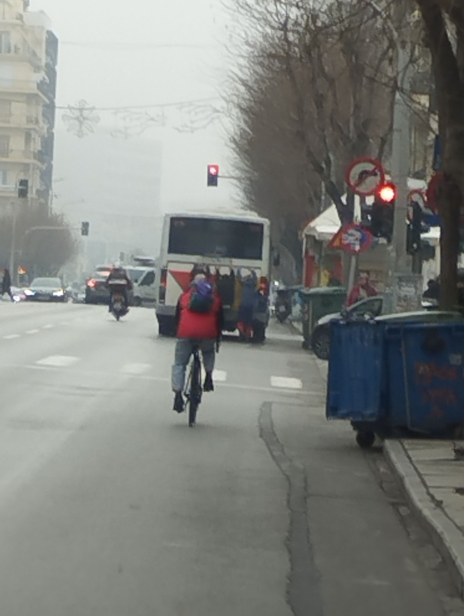 Θεσσαλονίκη: Τρεις νέοι κρεμάστηκαν πίσω από λεωφορείο στην Εγνατία