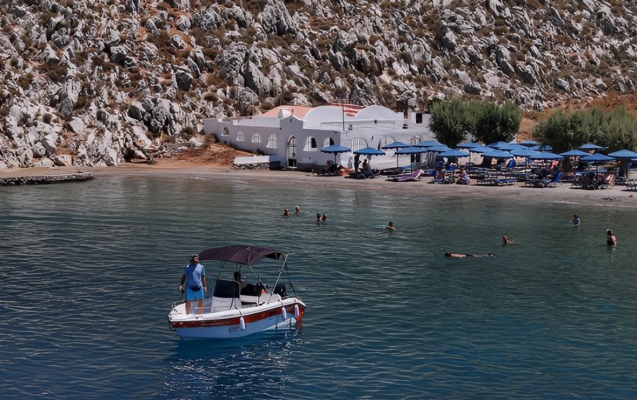 Happy Traveller: Ο Ευτύχης εξερευνά την πανέμορφη Σύμη