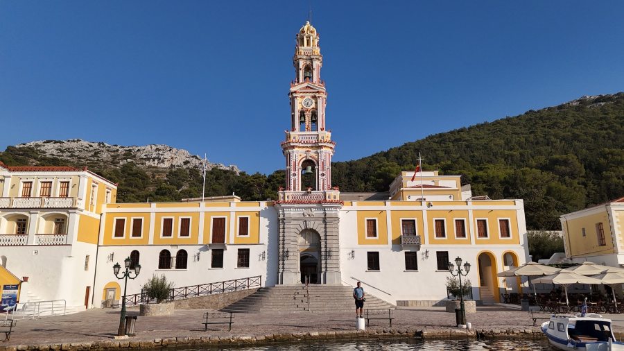 Happy Traveller: Ο Ευτύχης εξερευνά την πανέμορφη Σύμη