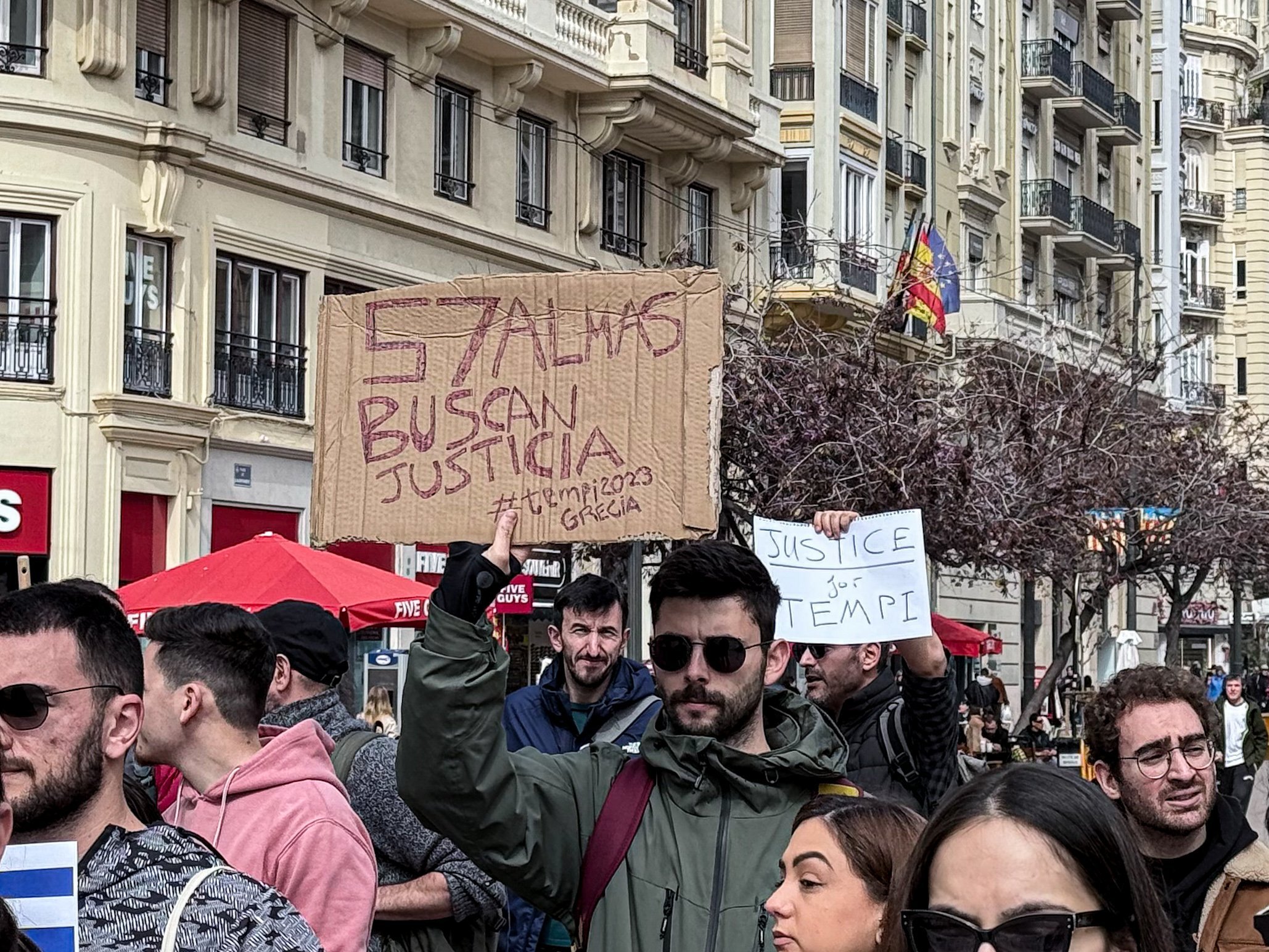 Βαλένθια: Συλλαλητήριο με πανό και πλακάτ για την τραγωδία των Τεμπών – «Είμαστε η φωνή των νεκρών»