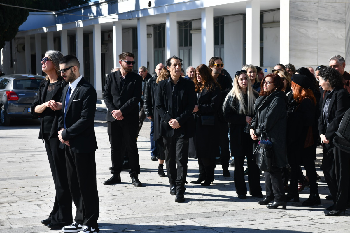 Κηδεία Δημήτρη Κολλάτου: Συγκινημένα τα παιδιά του στο τελευταίο «χαίρε»