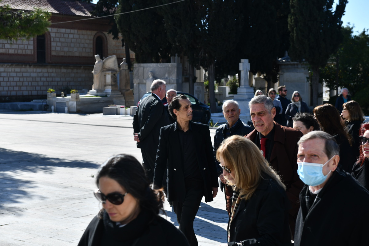 Κηδεία Δημήτρη Κολλάτου: Συγκινημένα τα παιδιά του στο τελευταίο «χαίρε»