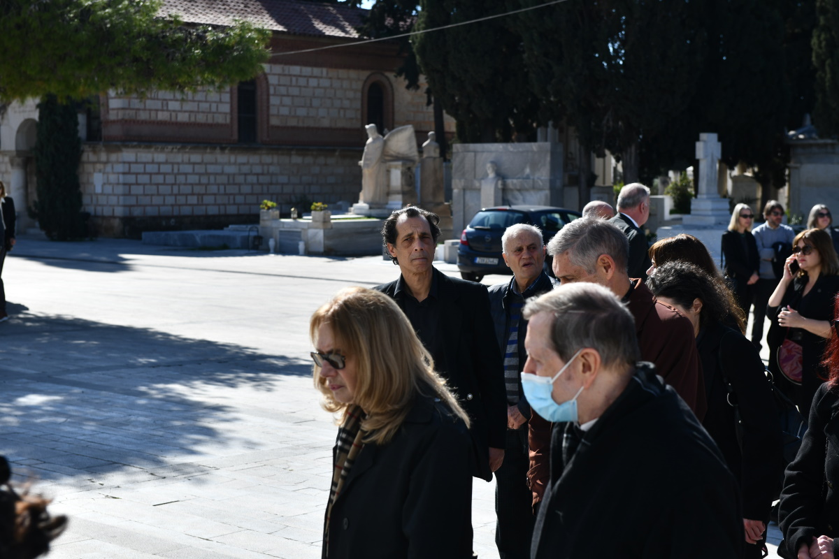 Κηδεία Δημήτρη Κολλάτου: Συγκινημένα τα παιδιά του στο τελευταίο «χαίρε»