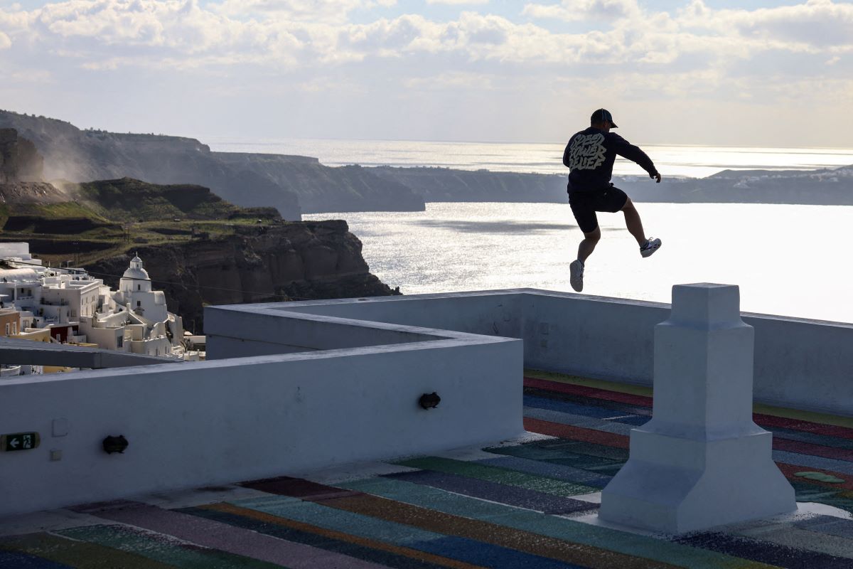 Σαντορίνη: Αθλητές parkour πηδούν από στέγη σε στέγη εν μέσω ατελείωτων Ρίχτερ