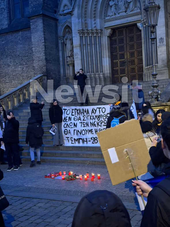 Τέμπη: Αναμμένα κεριά και πανό για «δικαιοσύνη» σε διαδήλωση στην Πράγα