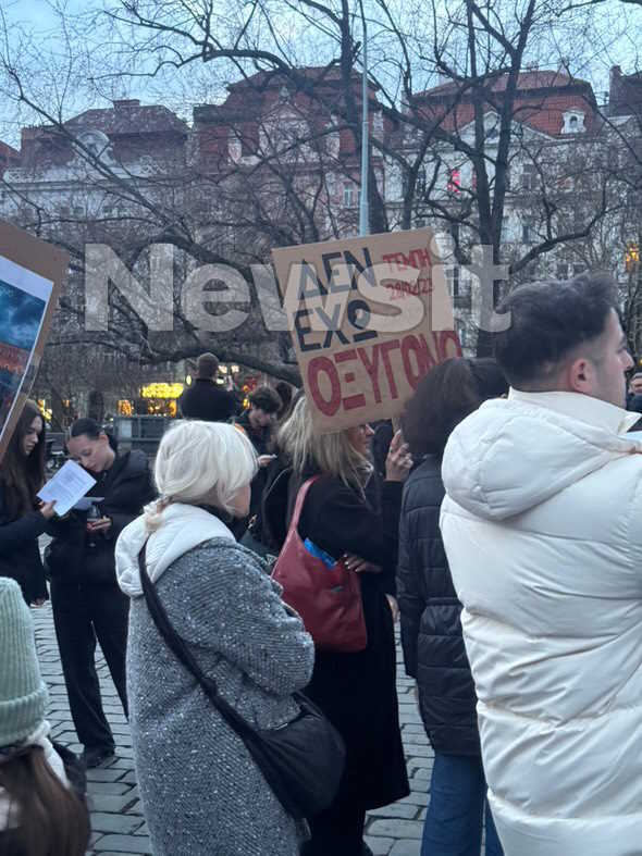 Τέμπη: Αναμμένα κεριά και πανό για «δικαιοσύνη» σε διαδήλωση στην Πράγα