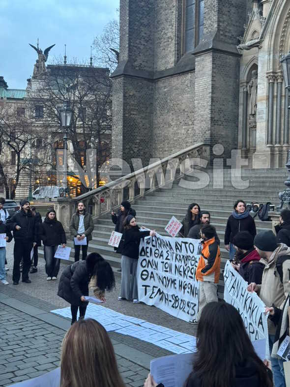 Τέμπη: Αναμμένα κεριά και πανό για «δικαιοσύνη» σε διαδήλωση στην Πράγα