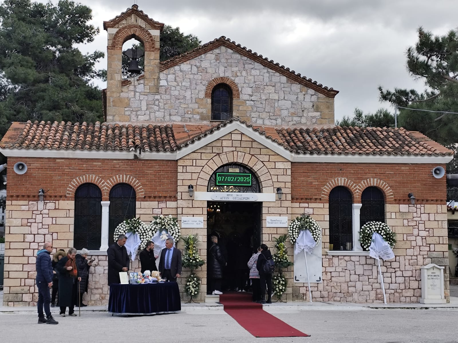 Ηράκλειο: Στην Καλλιθέα το ύστατο αντίο στον μικρό Άγγελο που υπέφερε μέχρι θανάτου από τη μητέρα του και τον σύντροφό της