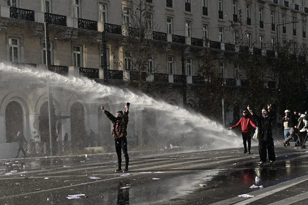 Οι αστυνομικές δυνάμεις επιχειρούν με «αύρες» εναντίον κουκουλοφόρων