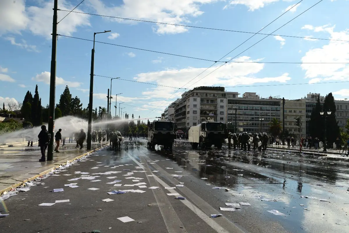 Οι αστυνομικές δυνάμεις επιχειρούν με «αύρες» εναντίον κουκουλοφόρων