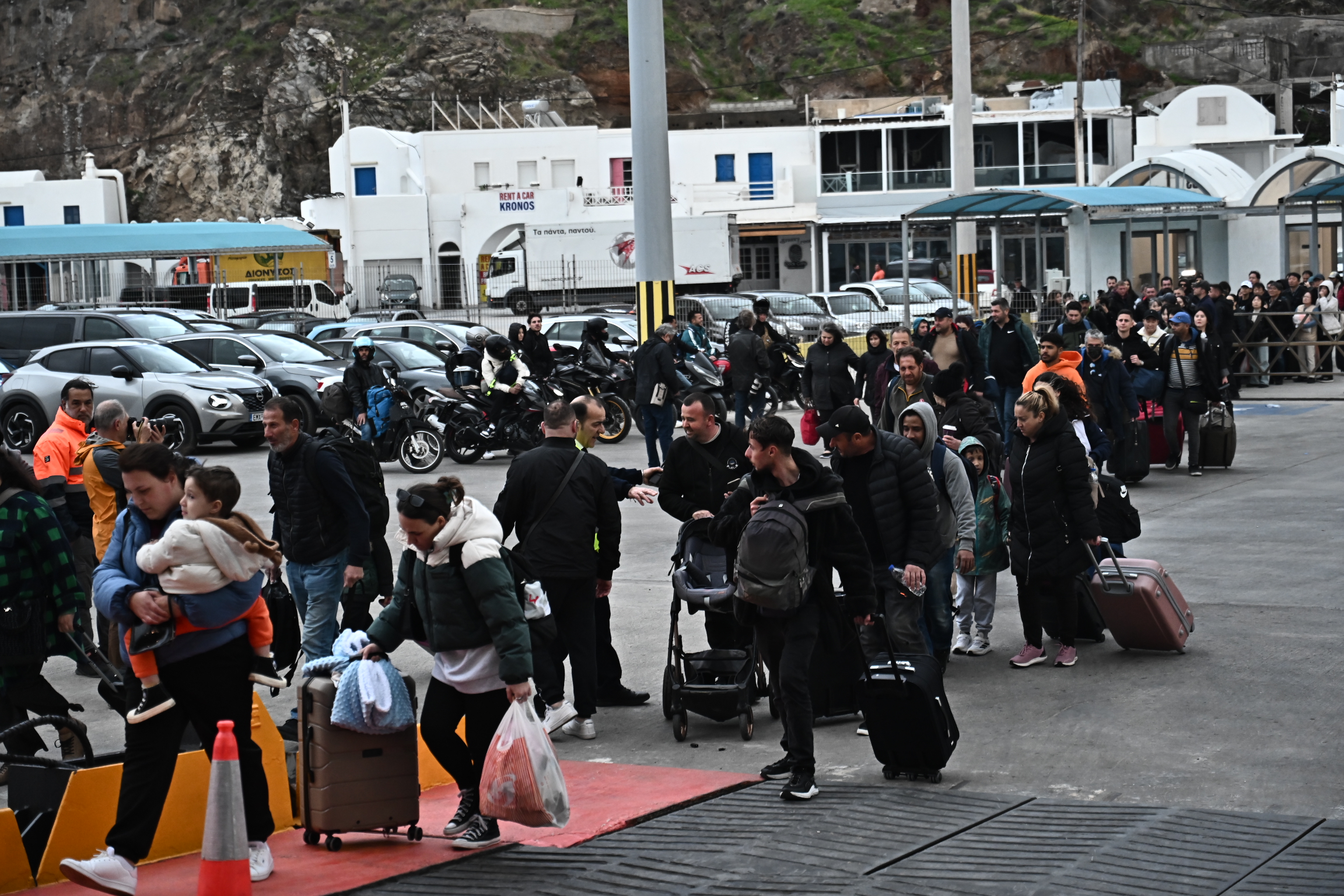 Σεισμοί στη Σαντορίνη: Η μεγάλη απομάκρυνση – Ξεριζωμός για τους κατοίκους του νησιού που «χορεύουν» με τα ρίχτερ