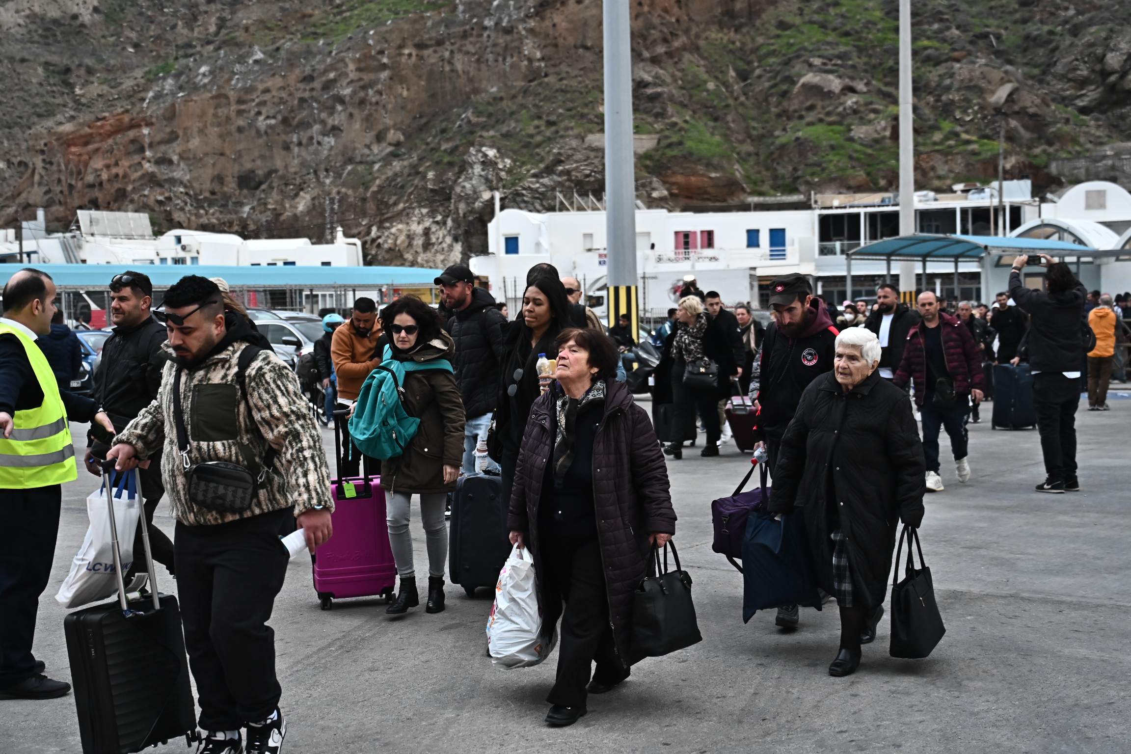 Σεισμοί στη Σαντορίνη: Η μεγάλη απομάκρυνση – Ξεριζωμός για τους κατοίκους του νησιού που «χορεύουν» με τα ρίχτερ