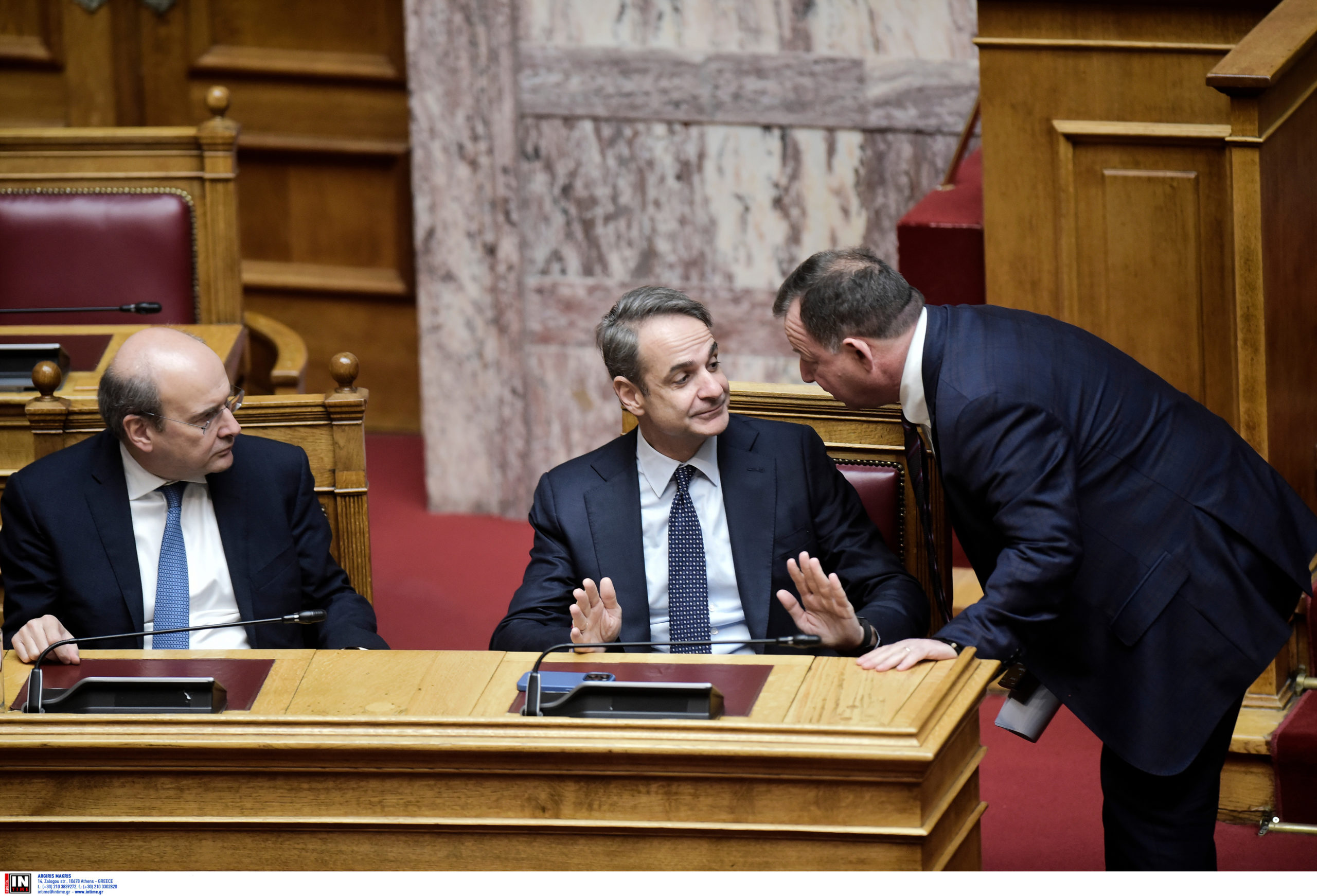 Ο φακός κατέγραψε έντονο τετ-α-τετ Μητσοτάκη με Γιόγακα στη συνεδρίαση της Βουλής – ΦΩΤΟ