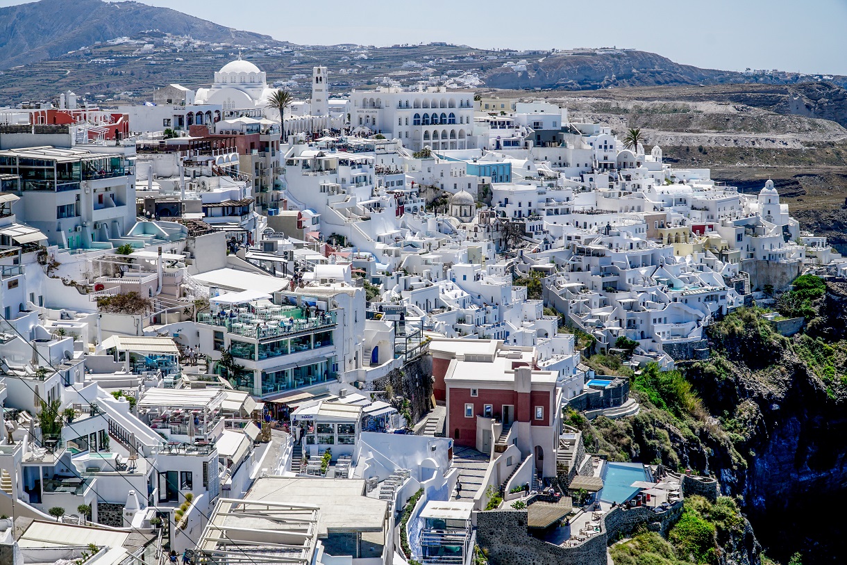 Σεισμοί στις Κυκλάδες: Μια ακόμη νύχτα αγωνίας στη Σαντορίνη, συνεχείς οι σεισμικές δονήσεις – Ερήμωσε το νησί