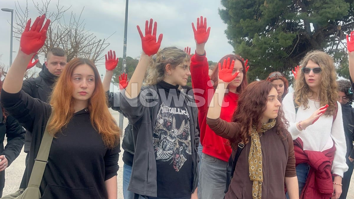 Φοιτητές διαδηλώνουν μπροστά από τον Λευκό Πύργο