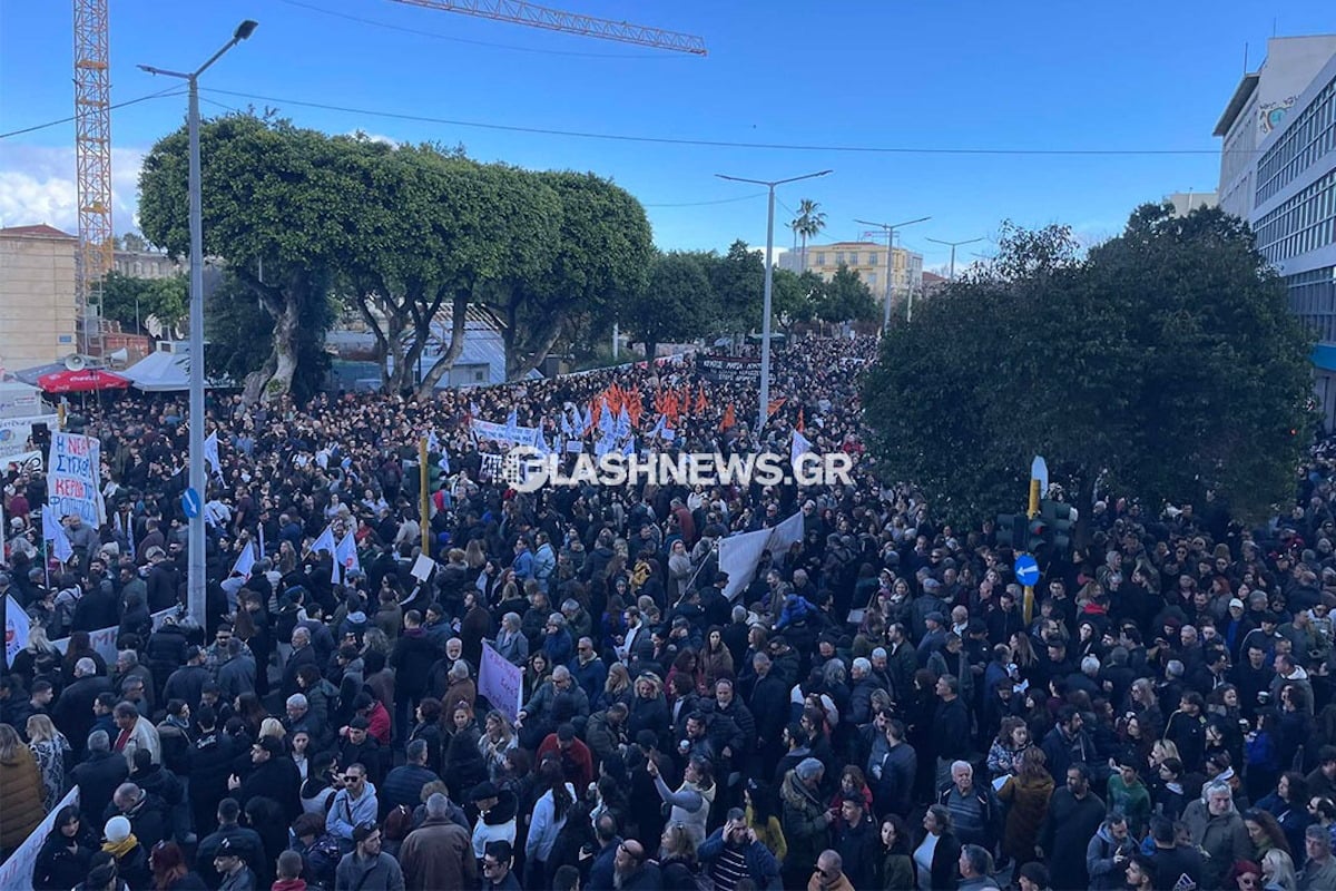 Τέμπη: «Βουλιάζουν» τα Χανιά στο μαζικό συλλαλητήριο