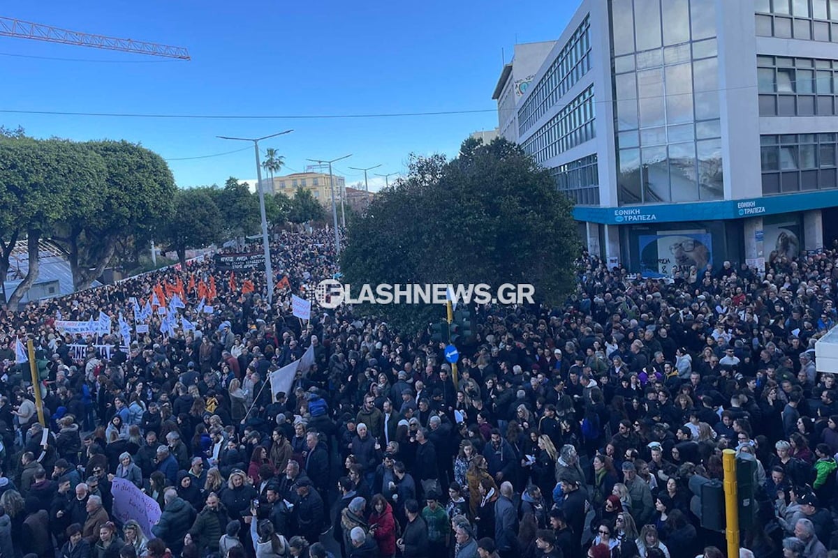 Τέμπη: «Βουλιάζουν» τα Χανιά στο μαζικό συλλαλητήριο