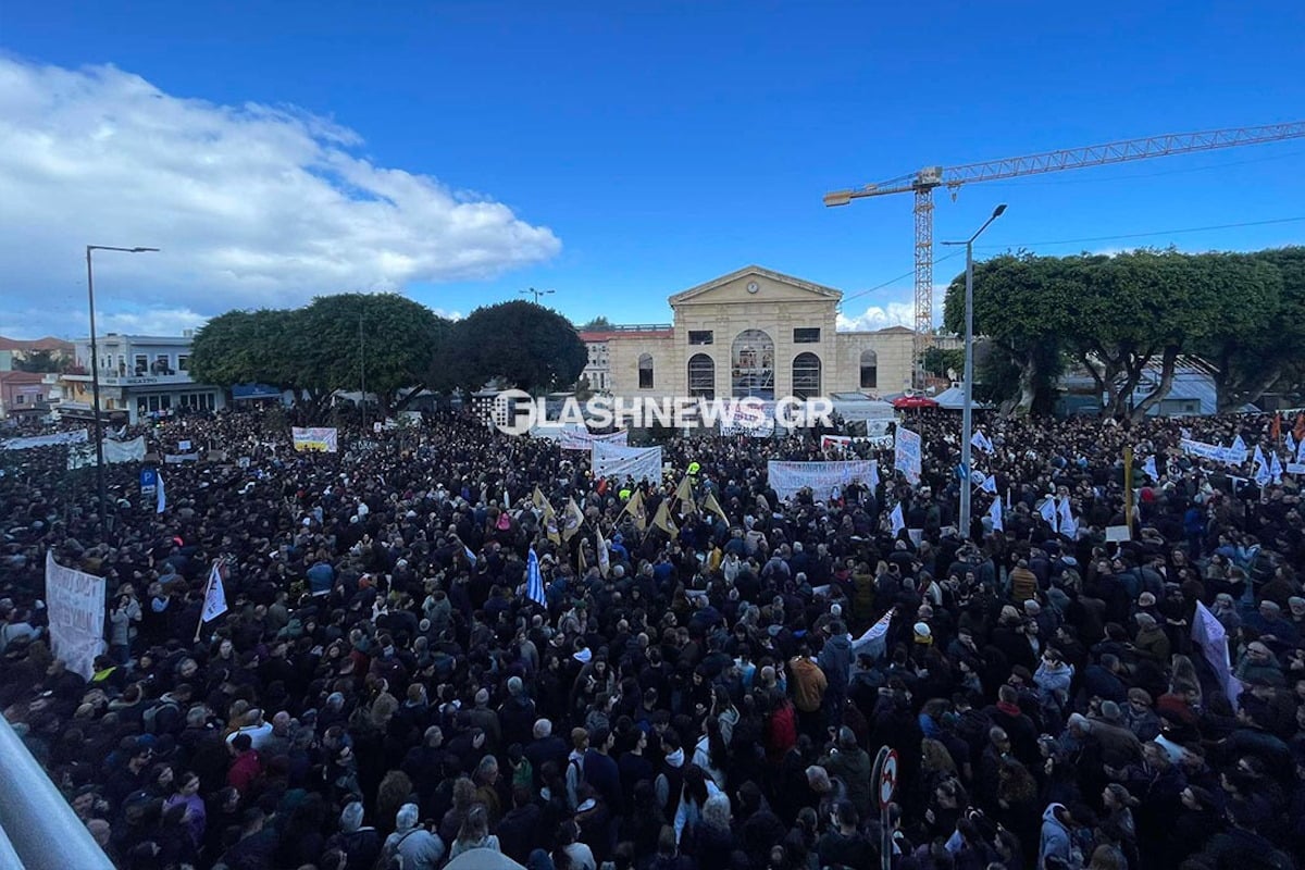 Τέμπη: «Βουλιάζουν» τα Χανιά στο μαζικό συλλαλητήριο