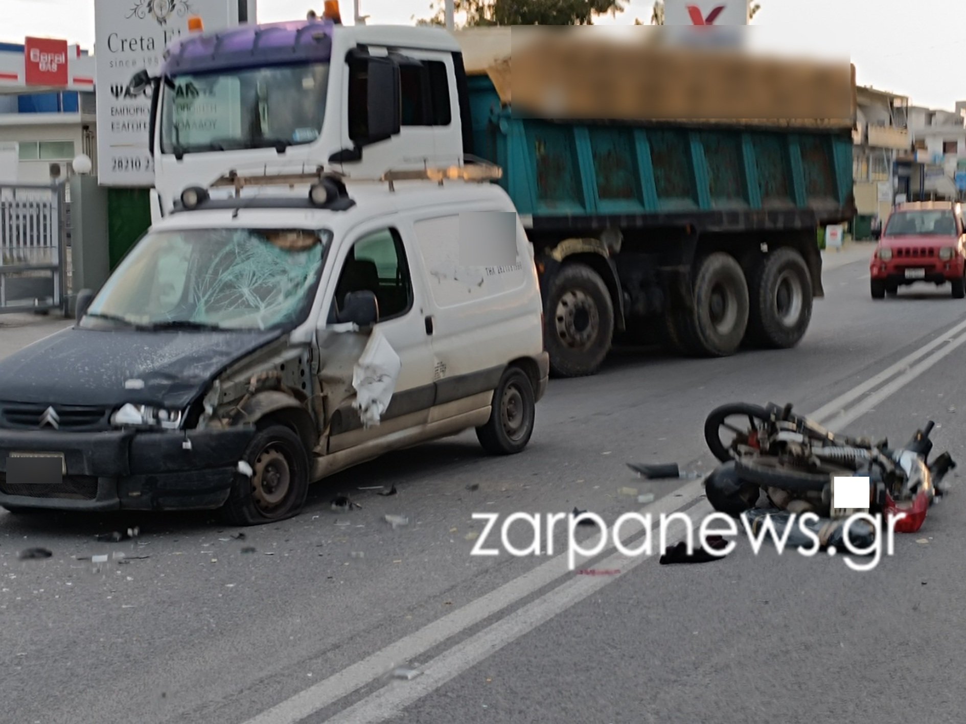 Χανιά: Σφοδρό τροχαίο με μικρό βαν και μοτοσικλέτα – Τραυματίας ο οδηγός της μηχανής